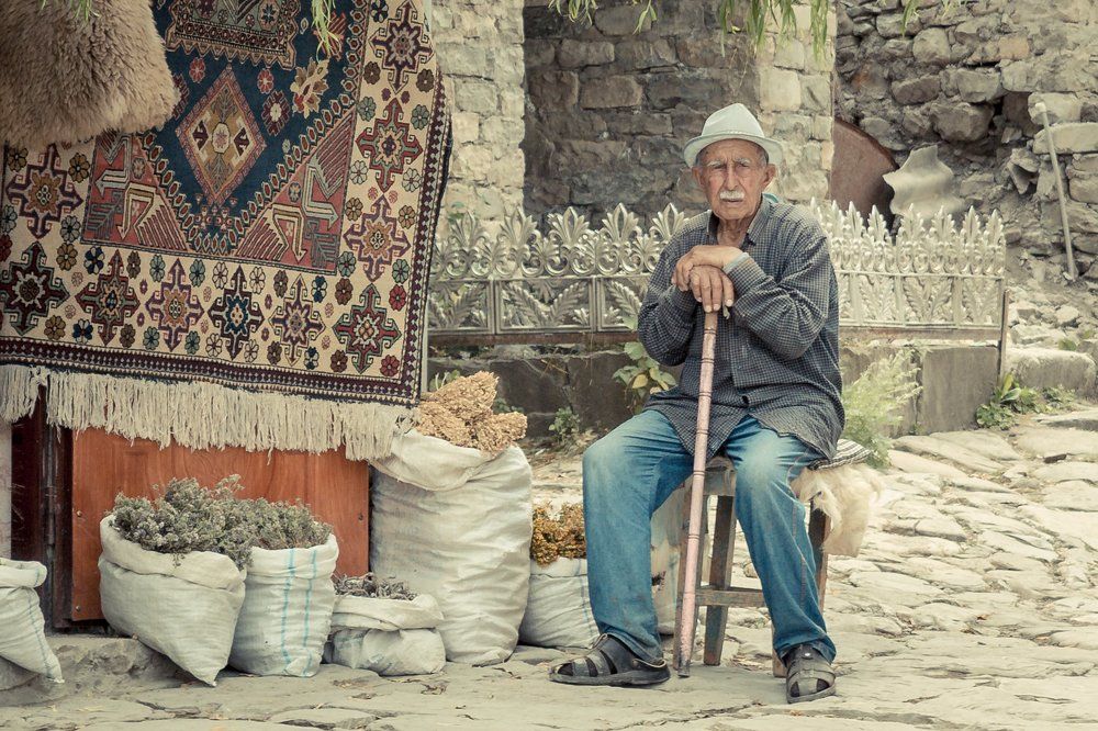 Пожилой продавец