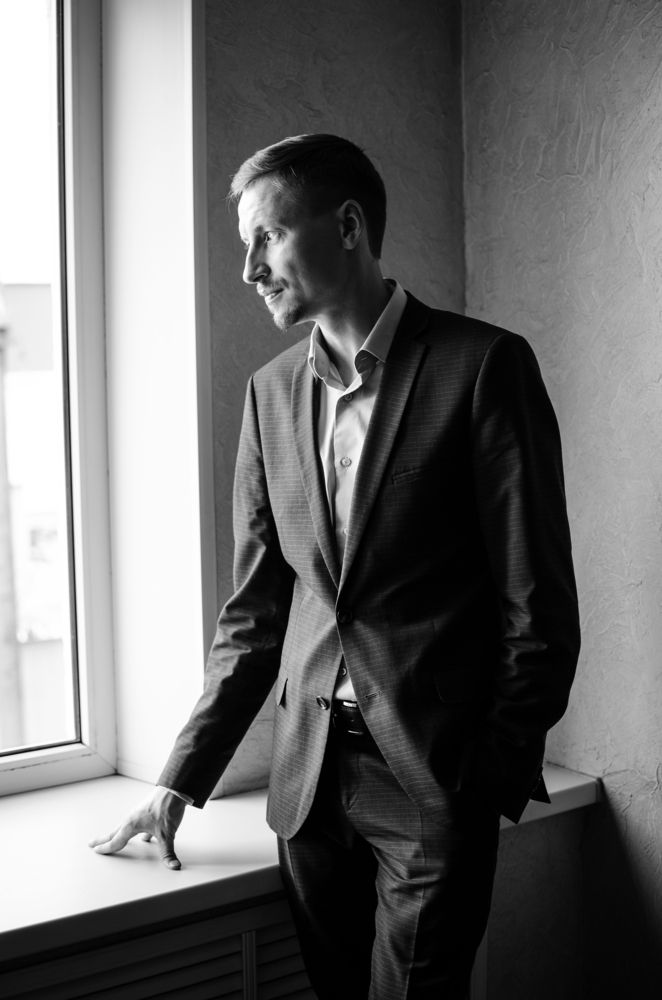 мужской портрет у окна