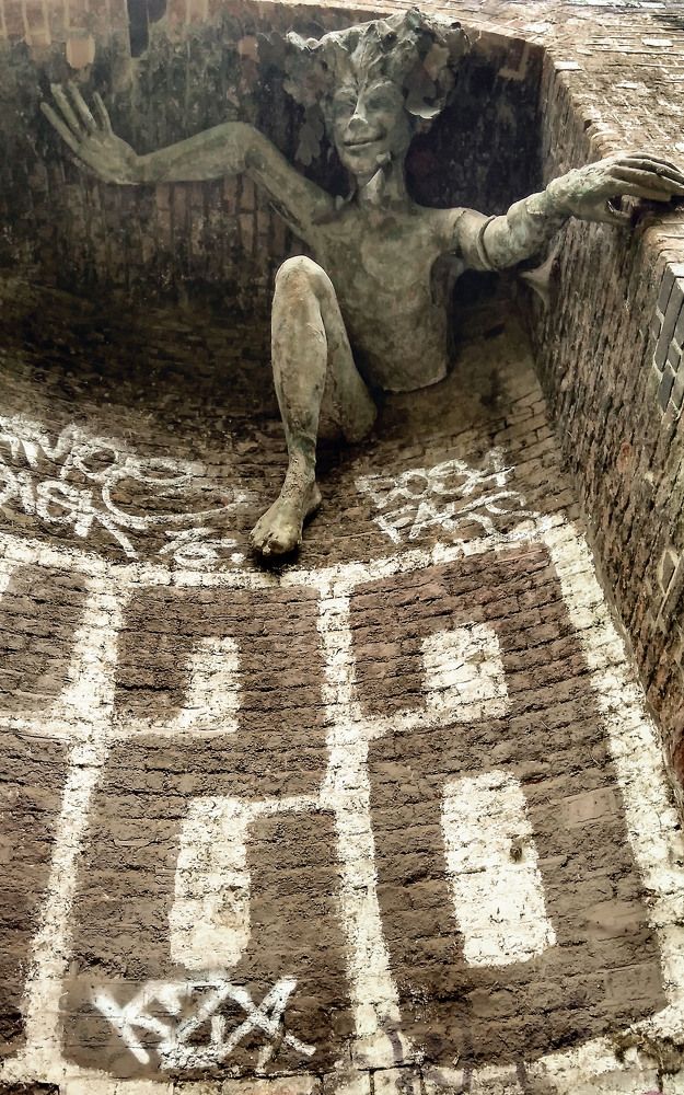 Человек проходит сквозь стену