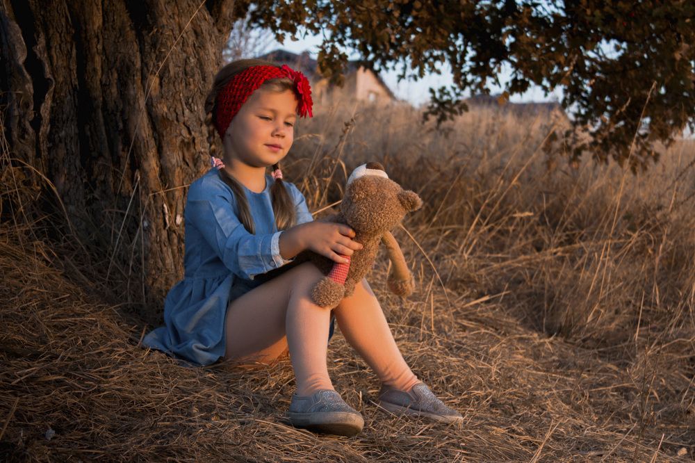 Девочка с игрушкой