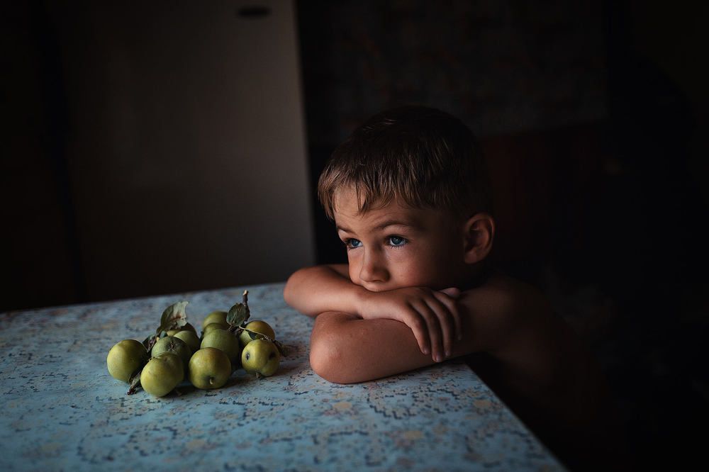 Мальчик с яблоками