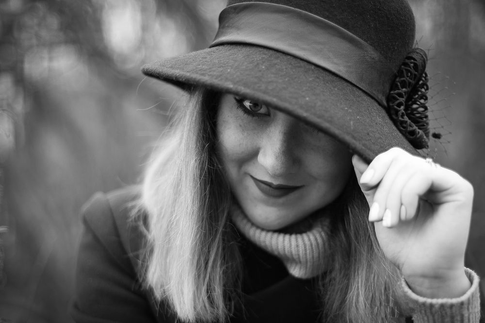 под шляпкой