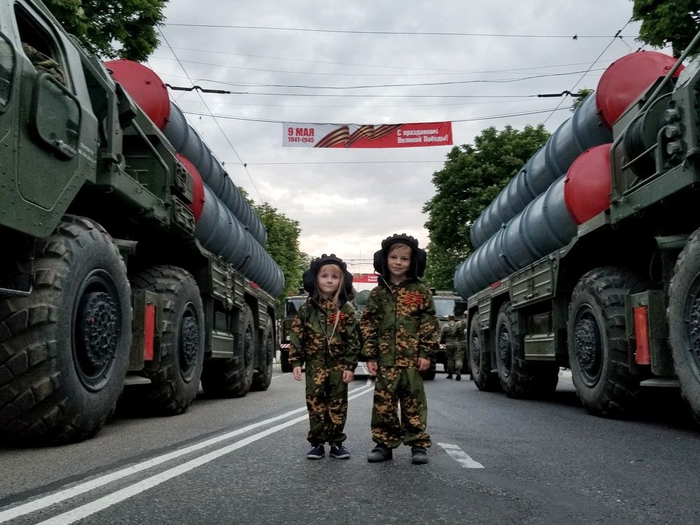 Два танкиста, два весёлых друга.