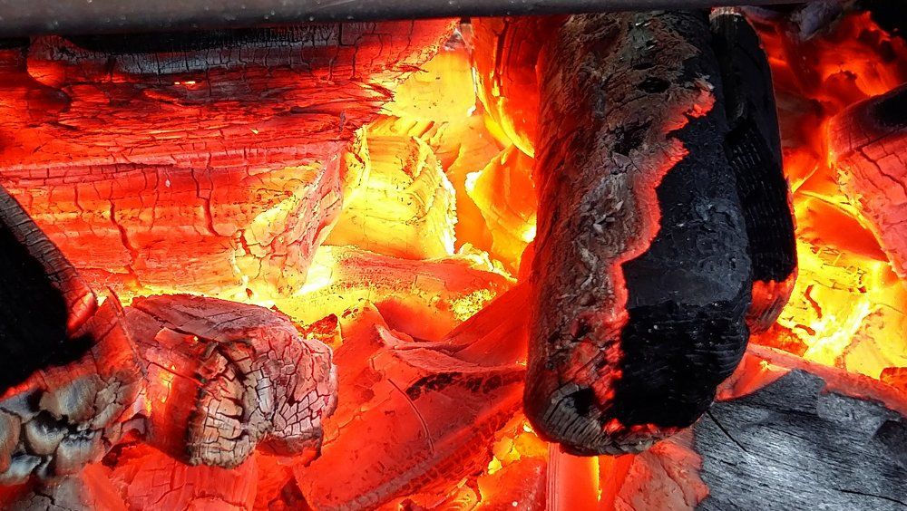 горит костер