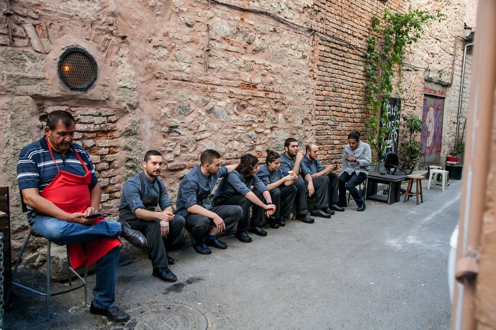 Стамбул. Официанты ресторана, отдыхают в курилке