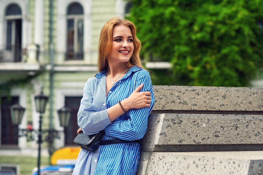 уличный портрет молодой девушки