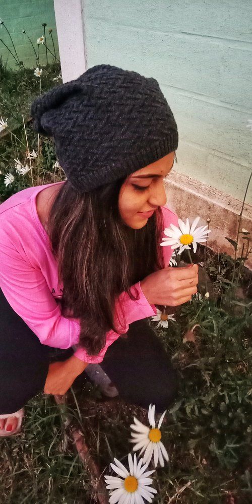 Beautiful lady with beautiful flower givng a sweet smile☺