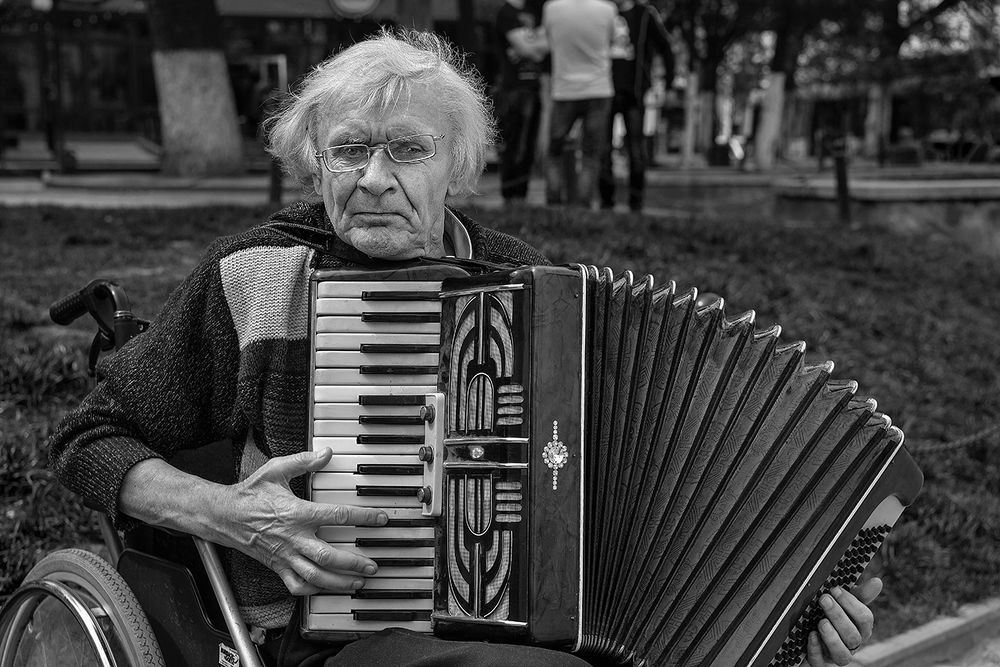 Уличный музыкант.