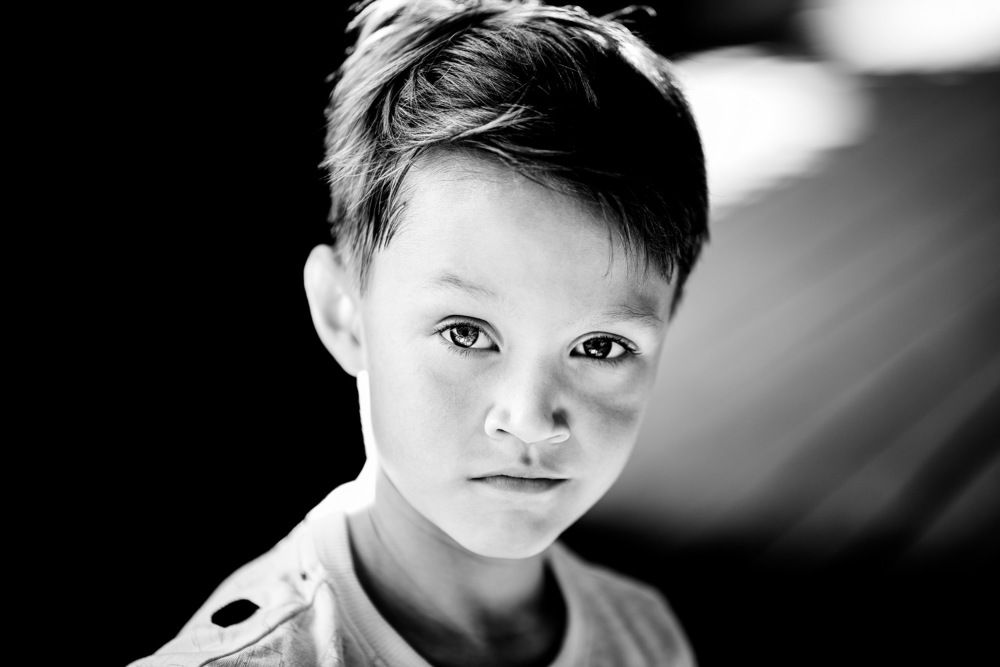 серьезный взгляд ребенка / serious baby look