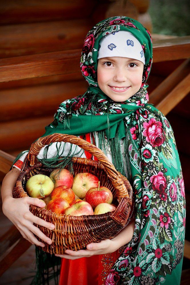 Русская красавица с яблочками