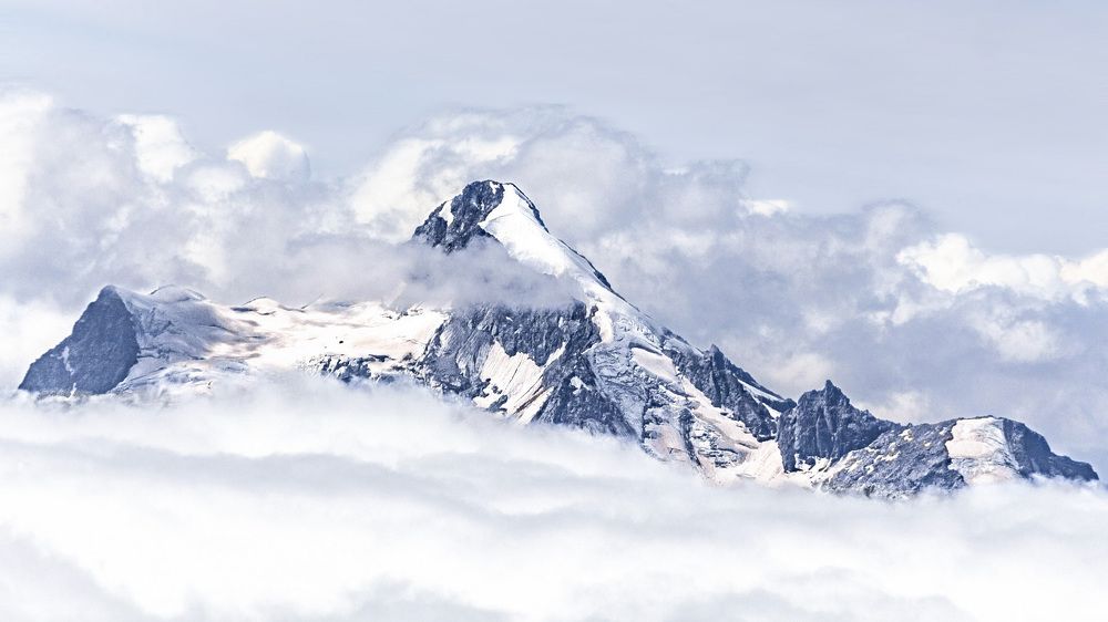 Разрывая облака...