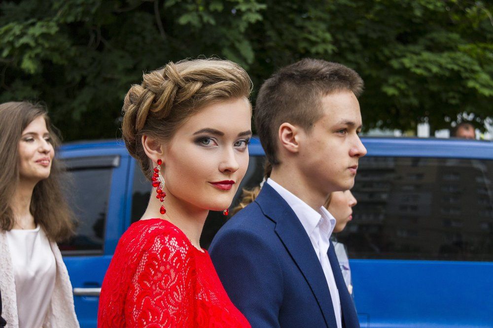 В красном...