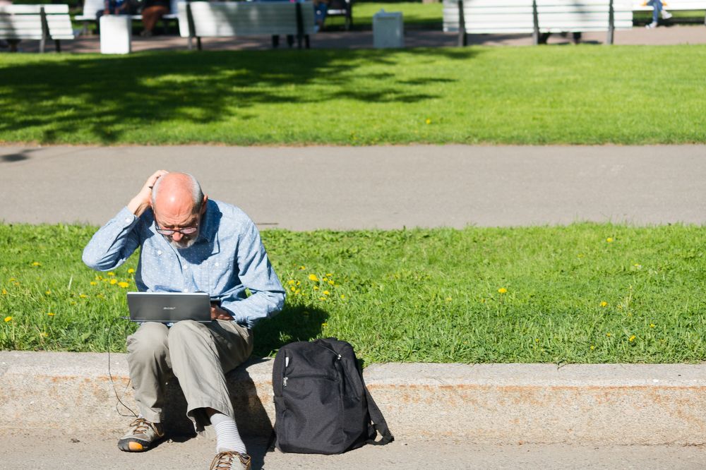 Пожилой турист из Австрии на дне города в Санкт-Петербурга