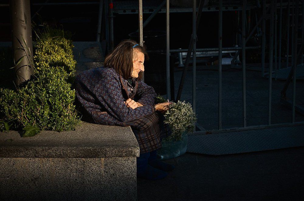 Бабушка с цветами