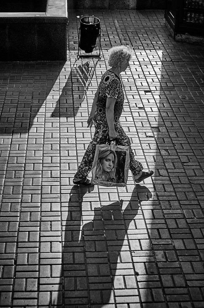 Женщина с пакетом