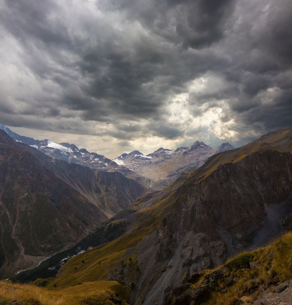 и солнца луч вершины освещает....