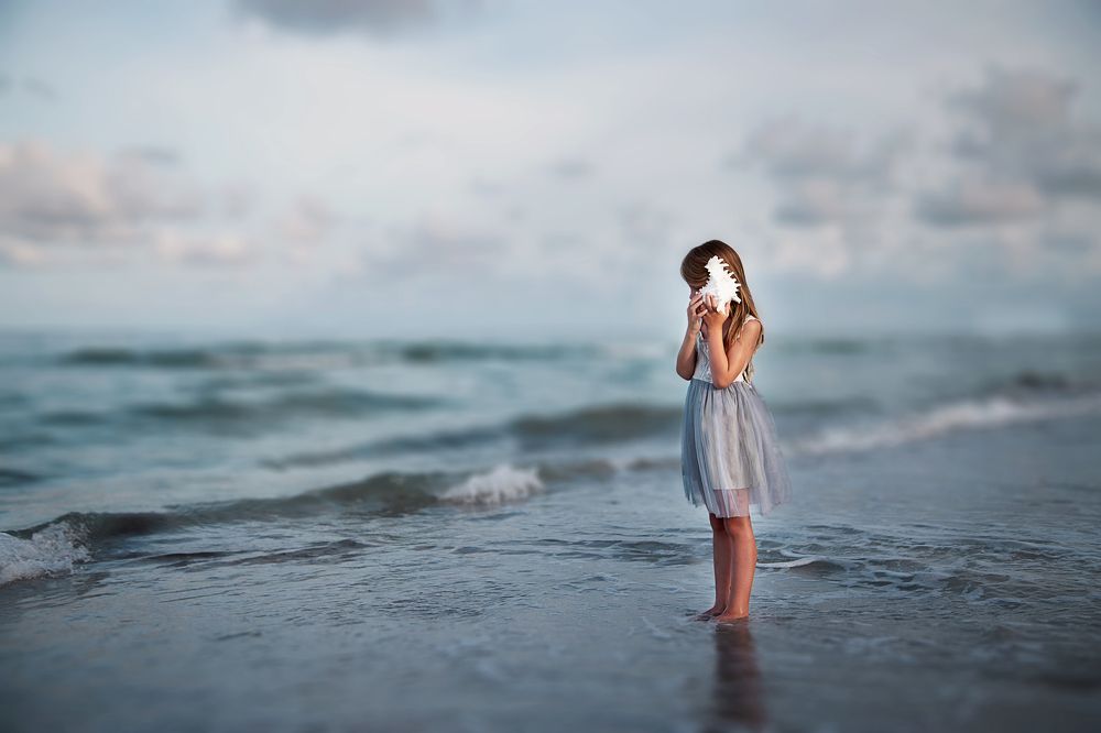 Little girl with seashell