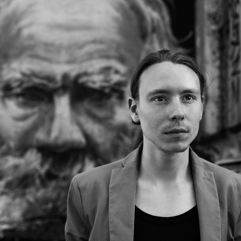 Классик за плечом