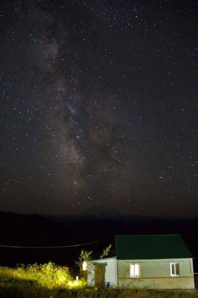 Млечный Путь над Эльбрусом