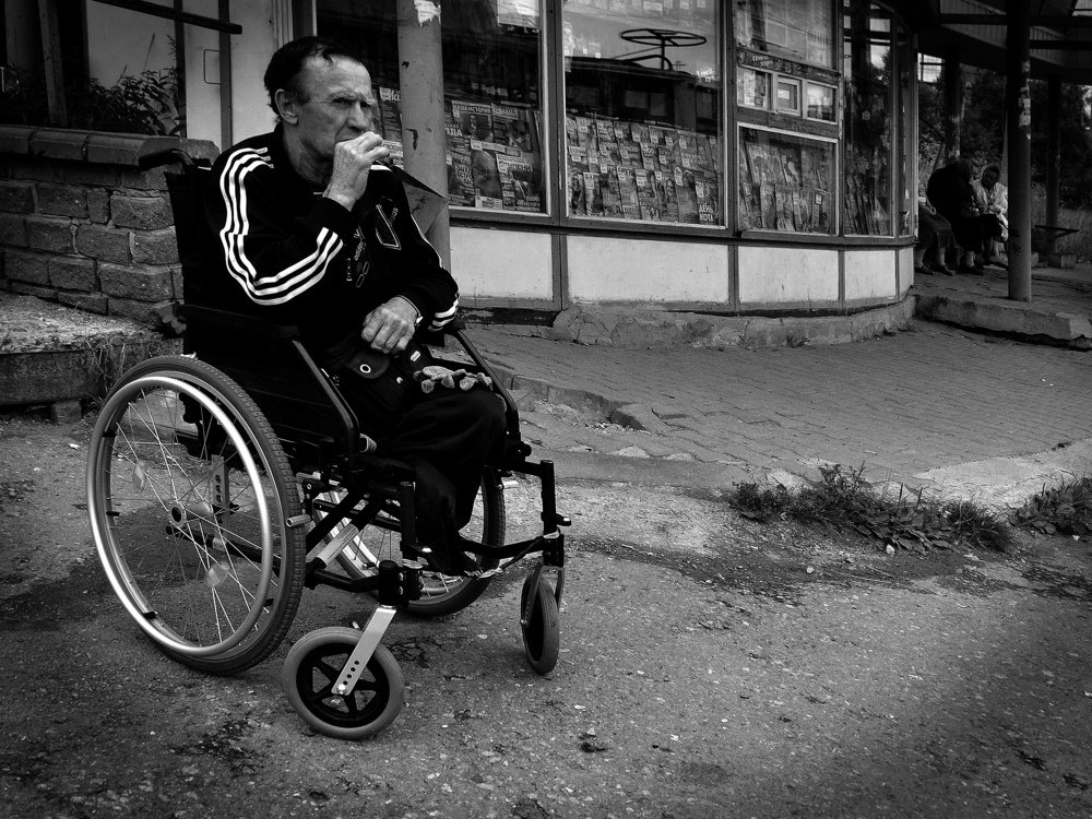 На остановке...