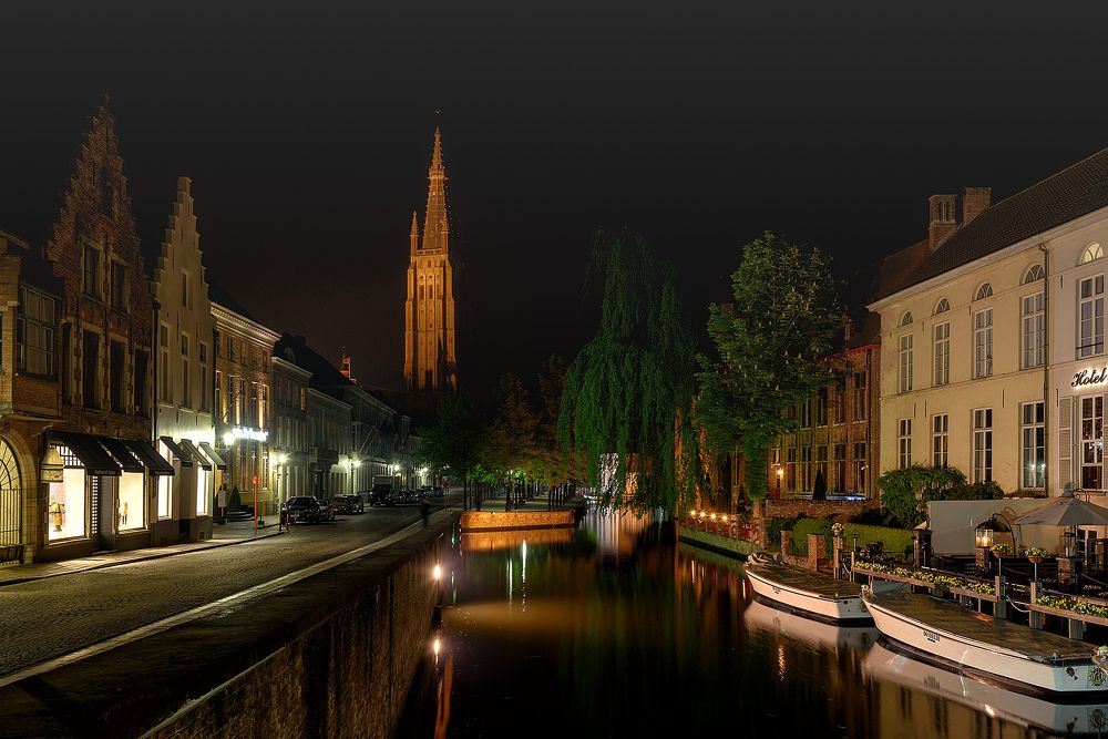 To lay low in Bruges. Залечь на дно в Брюгге)
