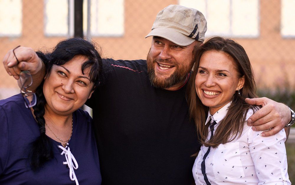 Улыбаемся и смотрим туда