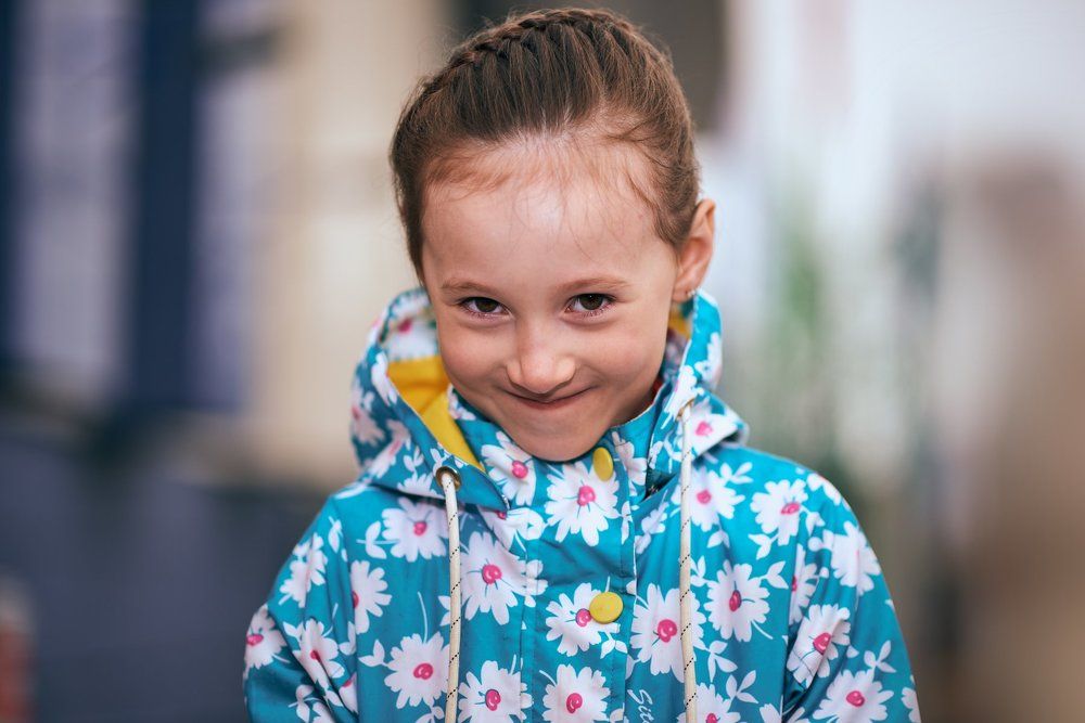 Стеснительная улыбка