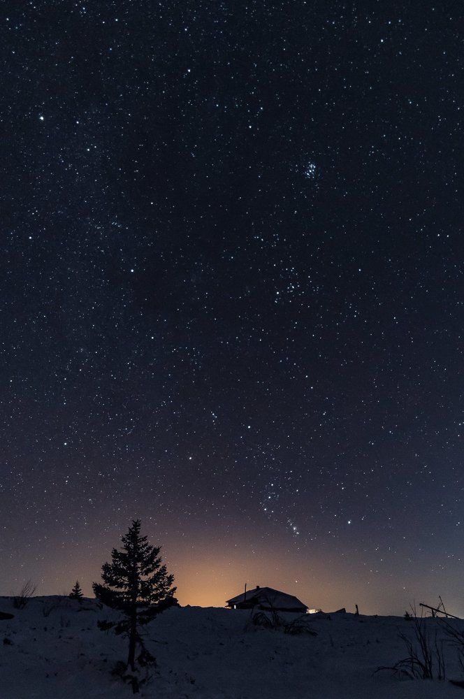 Звездное небо над метеостанцией