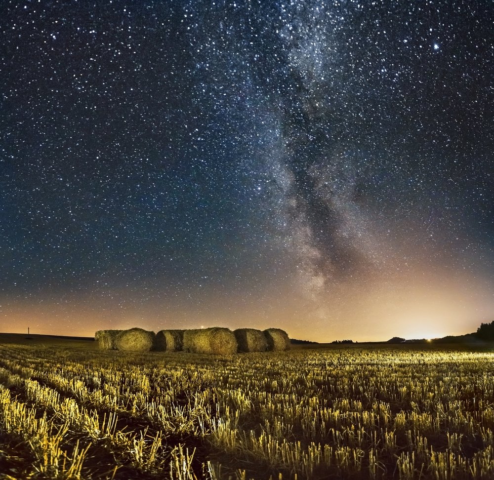 Под бесконечным небом мы живем.