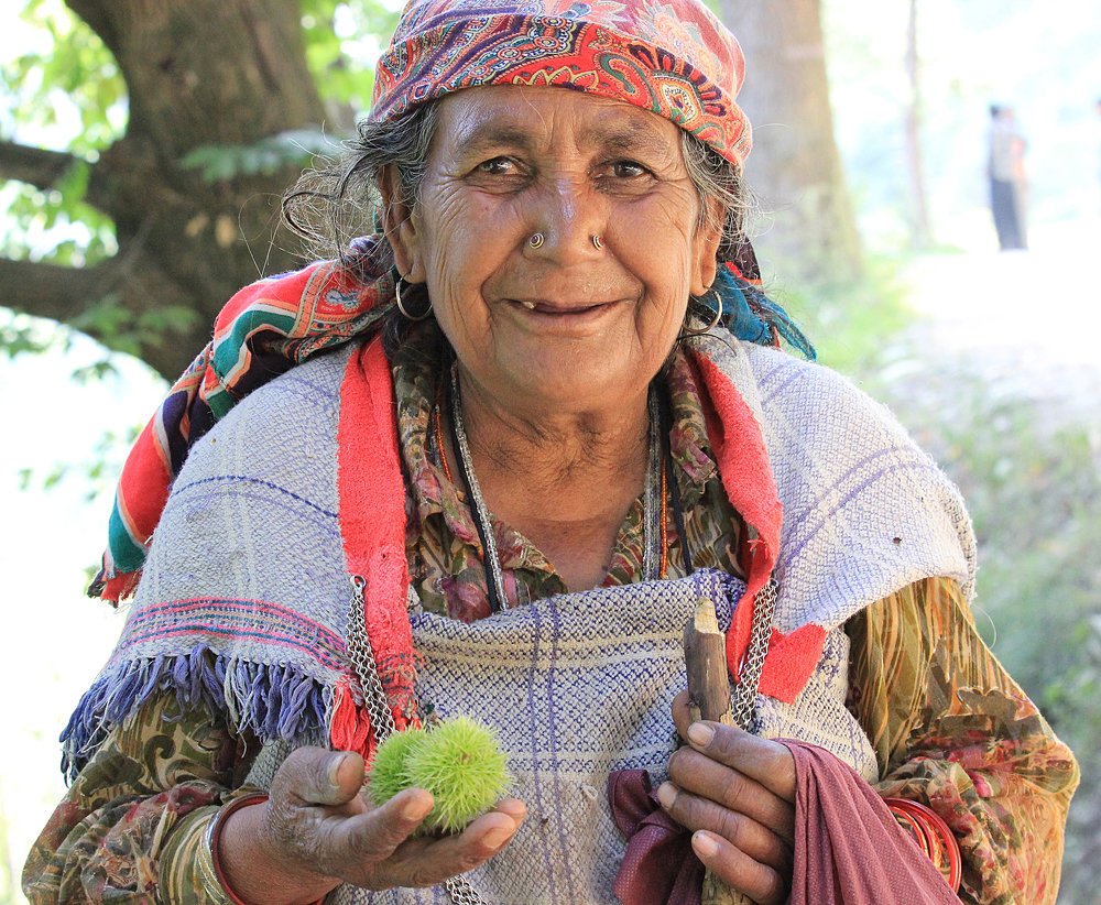Бабушка с каштанами.