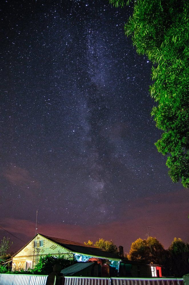 А над домом млечный путь.