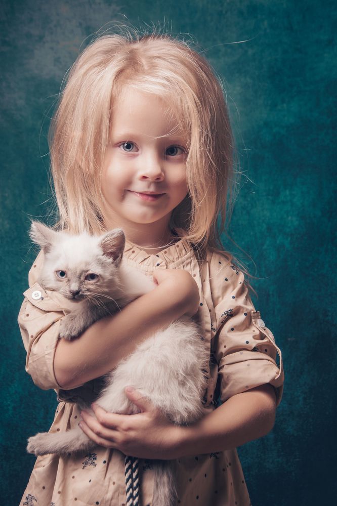 Девочка с котенком