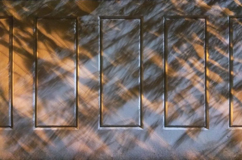 Ночная романтика бетонного забора