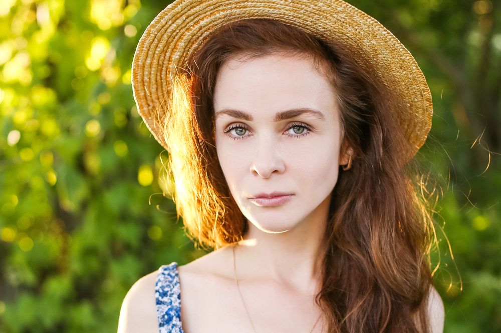 Портрет девушки в соломенной шляпе