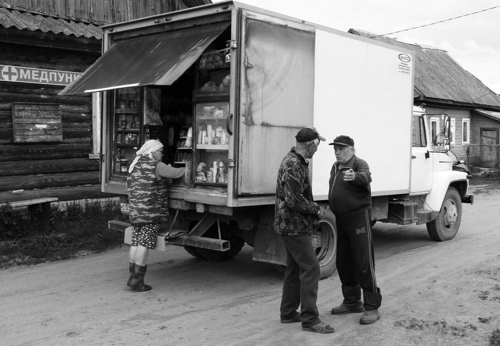 Разговор у автолавки.
