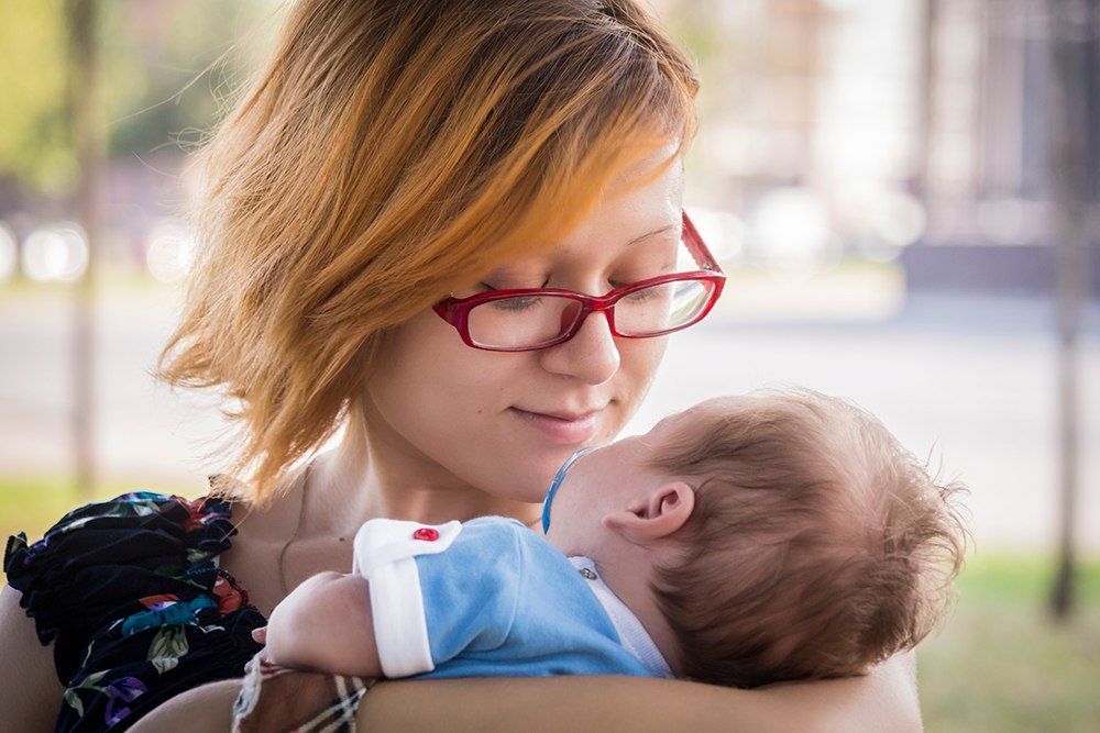 Улыбка юной матери