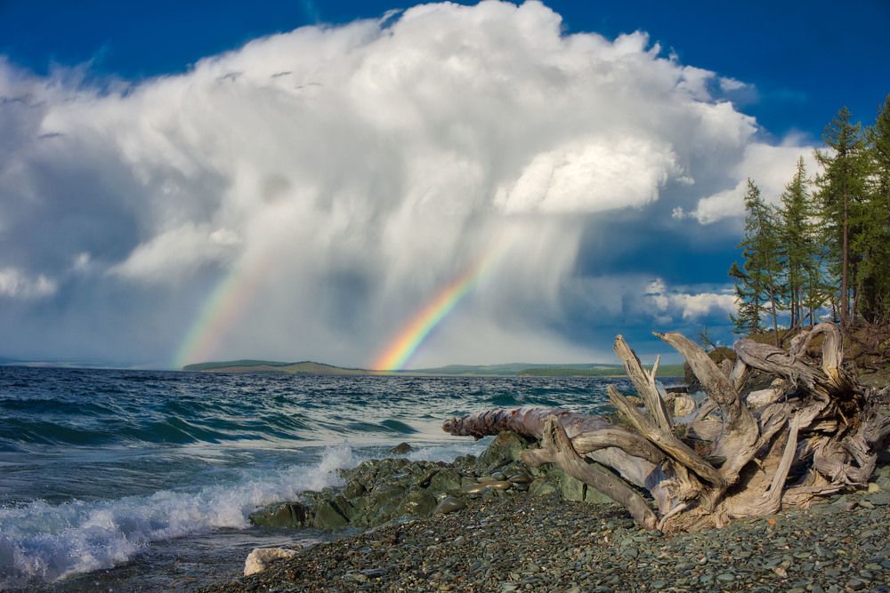 Мост из озера в облака