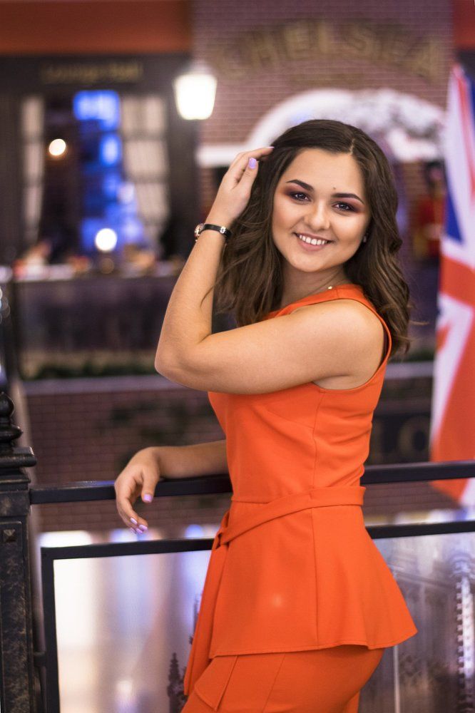 Девушка в красном