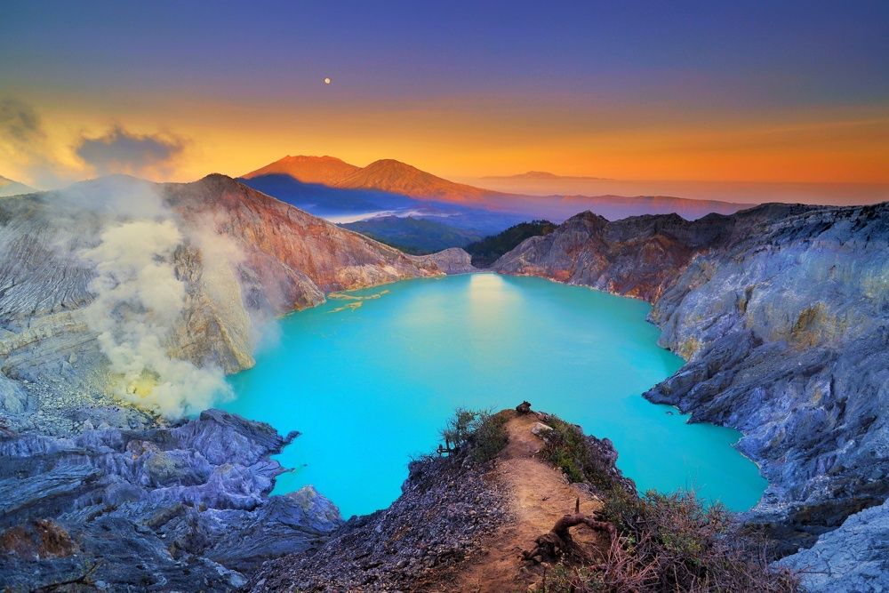 Ijen crater sunrise