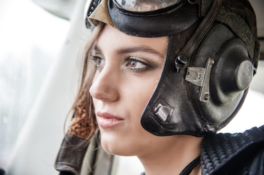 Самолет и девушка