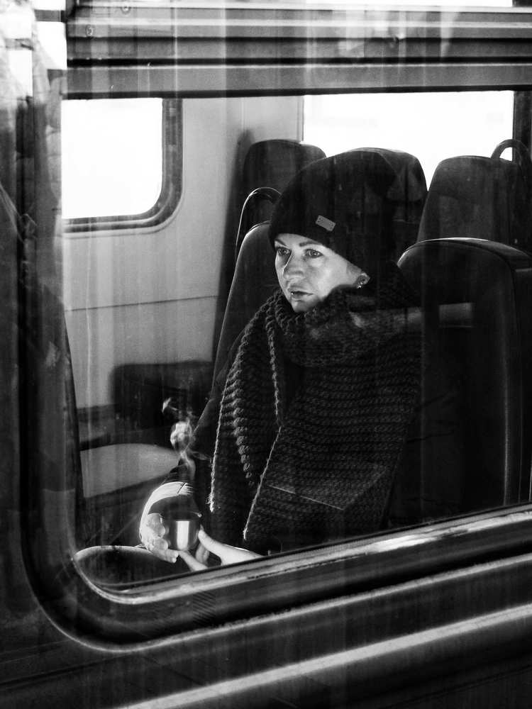 Женщина с горячим чаем