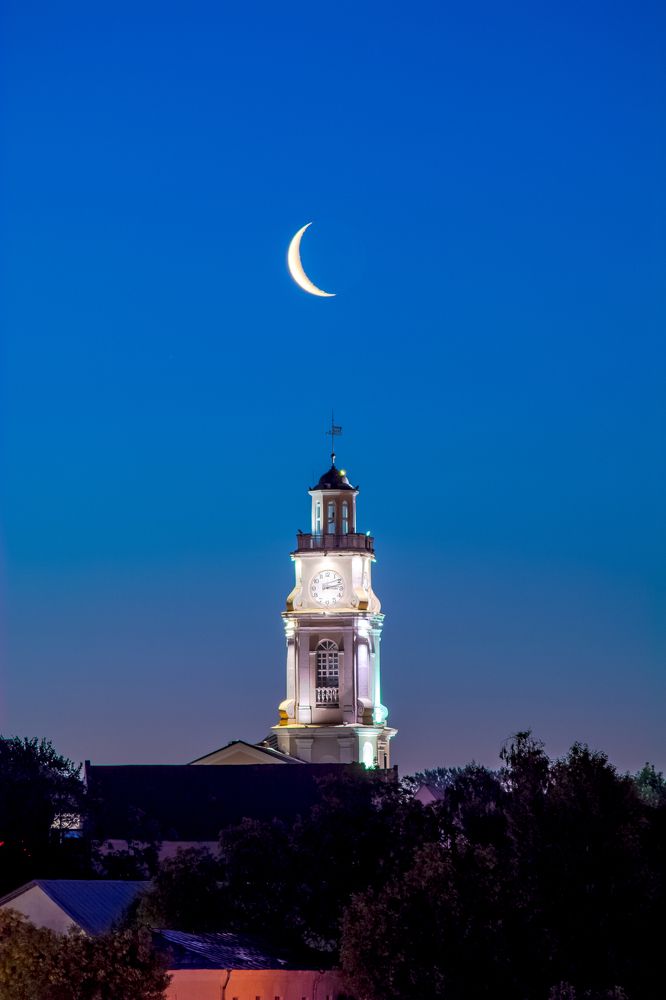 Луна над ратушей