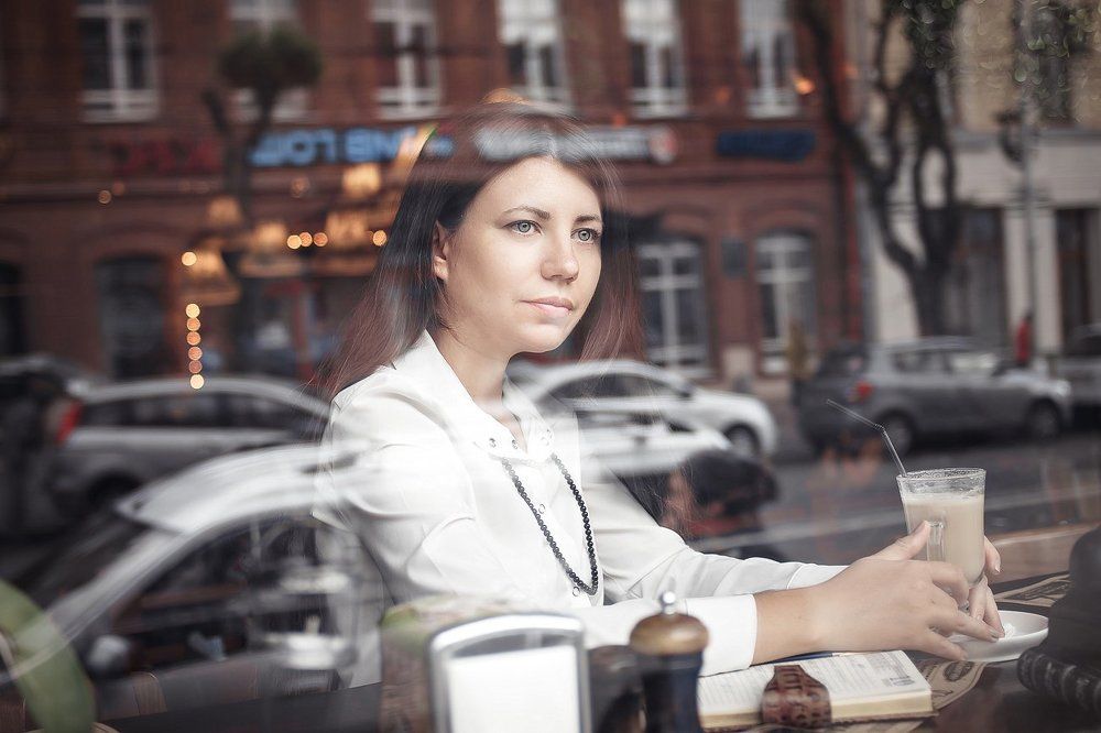 Девушка в кафе