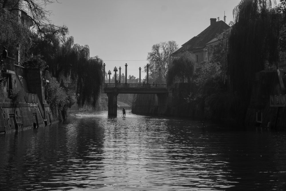 Утро в городе с рекой