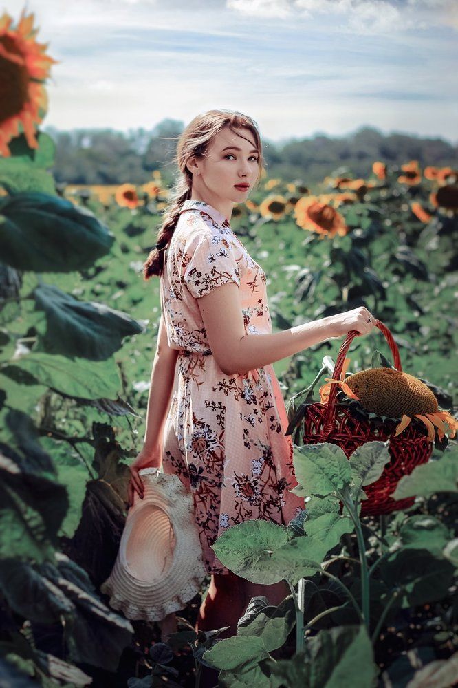 Девушка с подсолнухами