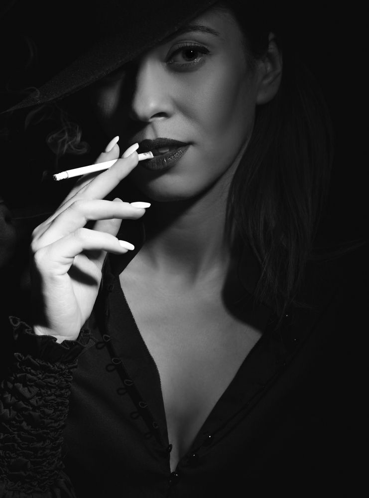 Портрет в ЧБ с сигаретой.....