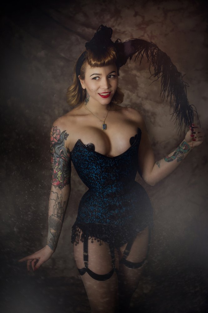 в закулисьи.