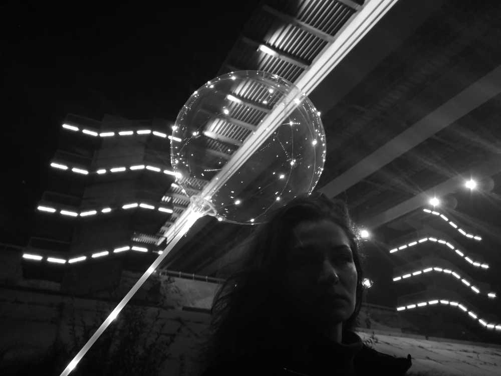 Девушка в шаре)