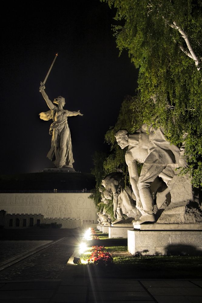 Мамаев курган в сумерках