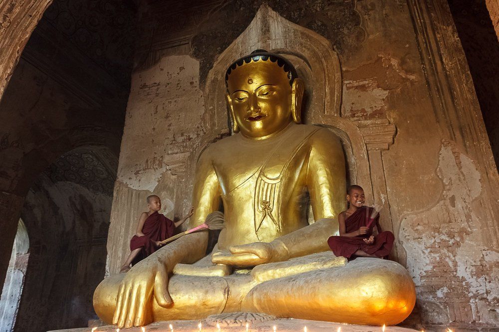 Юные монахи в ступе. Бирма, Мандалай